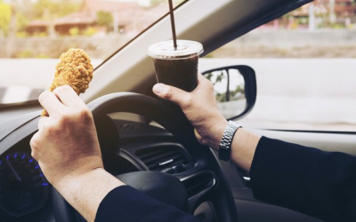 ¿Se puede comer o beber al volante?